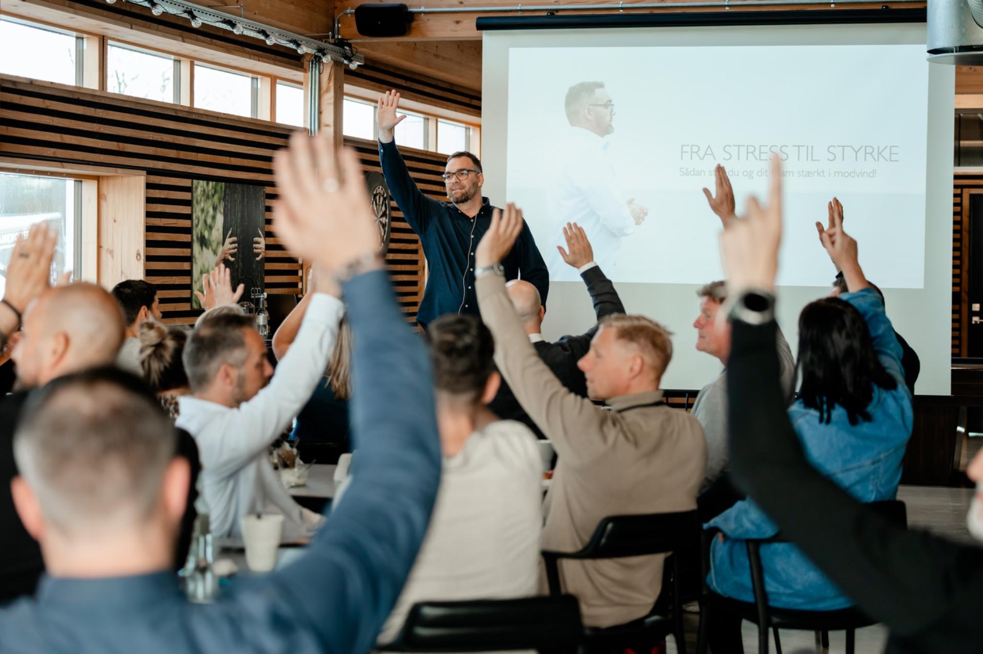 Deltagere i workshop sidder i rundkreds og reflekterer sammen